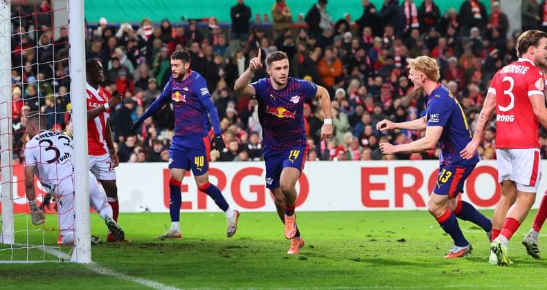 Cottbus RB Leipzig DFB Pokal Cottbus, 28 10 2025, Stadion der Freundschaft, DFB Pokal, Round 2 , FC Energie Cottbus vs RB Leipzig , In the picture goal for RB Leipzig Christoph Baumgartner 14, RB Leipzig scores to 0 2 and cheers ,