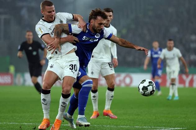 28 10 2025, xrekx, Fußball DFB Pokal 2 Runde, Borussia Moenchengladbach Karlsruher SC v l Nico Elvedi Borussia Moenchengladbach Fabian Schleusener Karlsruher SC Zweikampf, Aktion, action, battle for the ball DFL DFB REGULATIONS PROHIBIT ANY USE OF PHOTOGRAPHS as IMAGE SEQUENCES and or QUASI VIDEO Moenchengladbach