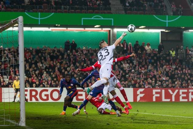 GER, DFB Pokal, 2nd round, FC Energie Cottbus RB Leipzig 28 10 2025, LEAG Energie Stadion, Cottbus, GER, DFB Pokal, 2nd round, FC Energie Cottbus RB Leipzig Marius Funk FC Energie Cottbus 33 holds Â nordphotoxGmbHxx xAlexanderxTrienitz nph00051