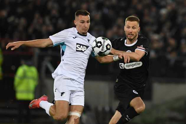GER 2 FBL, FC St Pauli vs TSG 1899 Hoffenheim 28 10 2025, Millerntorstadion, Hamburg, GER DFB Pokal, FC St Pauli vs TSG 1899 Hoffenheim in the picture Karol Mets Pauli 03 tries to assert himself against Tim Lemperle Hoffenheim 01 nordphotoxGmbH xWitke nph00002