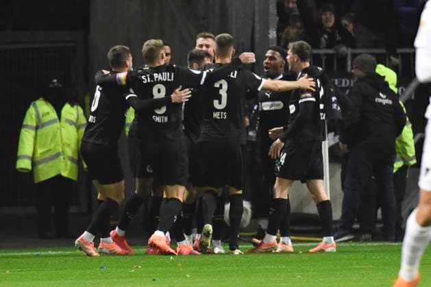 GER 2 FBL, FC St Pauli vs TSG 1899 Hoffenheim 28 10 2025, Millerntorstadion, Hamburg, GER DFB Pokal, FC St Pauli vs TSG 1899 Hoffenheim in the picture Hauke Wahl Pauli 05 shoots the goal to 1 0 for Pauli past goalkeeper Oliver Baumann Hoffenheim 01 and cheers with the team nordphotoxGmbH xWitke nph00002