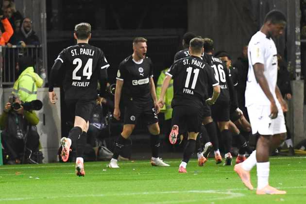 GER 2 FBL, FC St Pauli vs TSG 1899 Hoffenheim 28 10 2025, Millerntorstadion, Hamburg, GER DFB Pokal, FC St Pauli vs TSG 1899 Hoffenheim in the picture Hauke Wahl Pauli 05 shoots the goal to 1 0 for Pauli past goalkeeper Oliver Baumann Hoffenheim 01 and cheers with the team nordphotoxGmbH xWitke nph00002