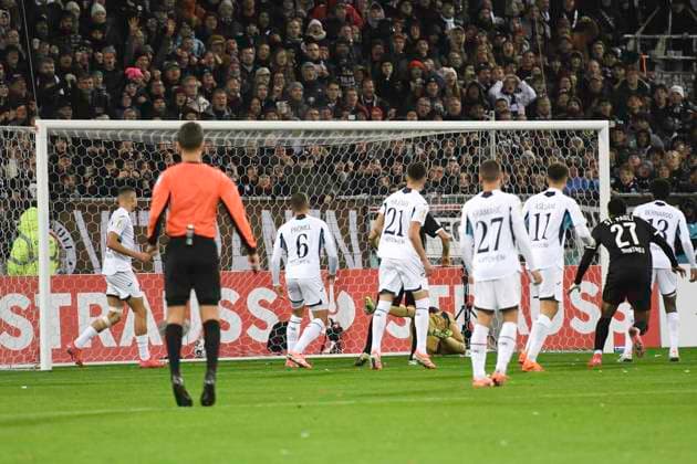 GER 2 FBL, FC St Pauli vs TSG 1899 Hoffenheim 28 10 2025, Millerntorstadion, Hamburg, GER DFB Pokal, FC St Pauli vs TSG 1899 Hoffenheim in picture Hauke Wahl Pauli 05 shoots the goal to 1 0 for Pauli past goalkeeper Oliver Baumann Hoffenheim 01 nordphotoxGmbH xWitke nph00002