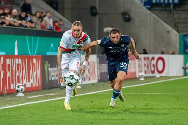 Duel between Marius Wolf FC Augsburg, 27 and Maximilian Wittek VfL Bochum, 32 , GER, FC Augsburg vs VfL Bochum, Football, DFB Pokal, 2 Round, Season 2025 2026, 28 10 2025, DFL REGULATES PROHIBIT ANY USE OF PHOTOGRAPHS AS IMAGE SEQUENCES AND OR QUASI VIDEO, GER, FC Augsburg vs VfL Bochum, Football, DFB Pokal, 2nd round, Season 2025 2026, 28 10 2025, Augsburg Copyright: xEibner-Pressefoto EdwardxCheungx EP_ECG