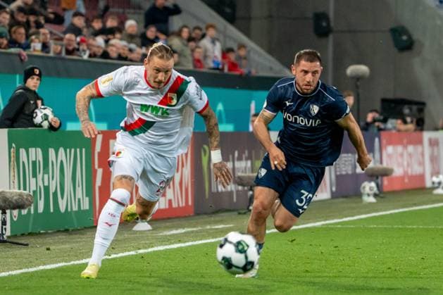 Duel between Marius Wolf FC Augsburg, 27 and Maximilian Wittek VfL Bochum, 32 , GER, FC Augsburg vs VfL Bochum, Football, DFB Pokal, 2 Round, Season 2025 2026, 28 10 2025, DFL REGULATES PROHIBIT ANY USE OF PHOTOGRAPHS AS IMAGE SEQUENCES AND OR QUASI VIDEO, GER, FC Augsburg vs VfL Bochum, Football, DFB Pokal, 2nd round, Season 2025 2026, 28 10 2025, Augsburg Copyright: xEibner-Pressefoto EdwardxCheungx EP_ECG