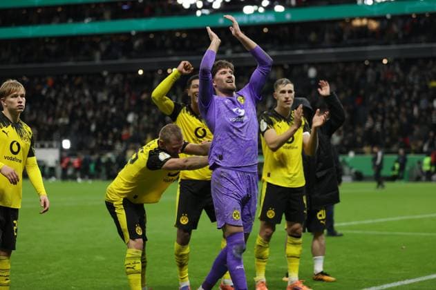 28 10 2025, Soccer DFB Pokal 2 Round, Eintracht Frankfurt Borussia Dortmund, v l , Goalkeeper Gregor Kobel Borussia Dortmund is celebrated by the fans DFL DFB REGULATIONS PROHIBIT ANY USE OF PHOTOGRAPHS AS IMAGE SEQUENCES AND OR QUASI VIDEO xdcx Copyright: HMBxMedia Claus