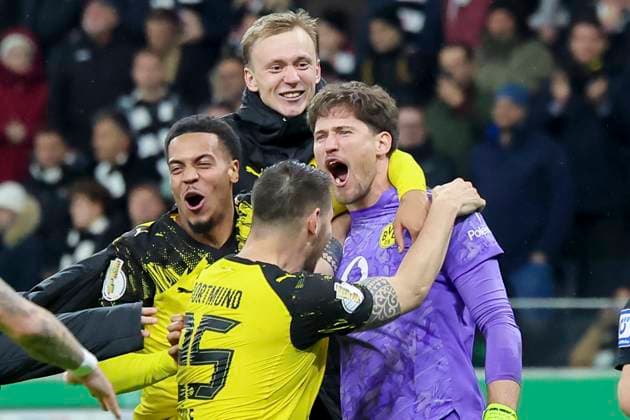 Felix Nmecha (Borussia Dortmund), Niklas Suele (Borussia Dortmund), Maximilian Beier (Borussia Dortmund) und Torhueter Gregor Kobel (Borussia Dortmund) jubeln, DFB-Pokal, Eintracht Frankfurt v Borussia Dortmund, Deutsche Bank Park am 28. October 2025 in Frankfurt, Deutschland. (Foto von Marco Steinbrenner DeFodi Images) Felix Nmecha (Borussia Dortmund), Niklas Suele (Borussia Dortmund), Maximilian Beier (Borussia Dortmund) und Torhueter Gregor Kobel (Borussia Dortmund) cheer, DFB-Pokal, Eintracht Frankfurt v Borussia Dortmund, Deutsche Bank Park, October 28, 2025 in Frankfurt, Germany. (Photo by Marco Steinbrenner DeFodi Images) DFB DFL REGULATIONS PROHIBIT ANY USE OF PHOTOGRAPHS AS IMAGE SEQUENCES AND OR QUASI-VIDEO. Felix Nmecha Borussia Dortmund , Niklas Suele Borussia Dortmund , Maximilian Beier Borussia Dortmund and goalkeeper Gregor Kobel Borussia Dortmund cheer, DFB Pokal, Eintracht Frankfurt v Borussia Dortmund, Deutsche Bank Park on October 28, 2025 in Frankfurt, Germany Photo by Marco Steinbrenner DeFodi Images Felix Nmecha Borussia Dortmund , Niklas Suele Borussia Dortmund , Maximilian Beier Borussia Dortmund and goalkeeper Gregor Kobel Borussia Dortmund cheer, DFB Pokal, Eintracht Frankfurt v Borussia Dortmund, Deutsche Bank Park, October 28, 2025 in Frankfurt, Germany Photo by Marco Steinbrenner DeFodi Images DFB DFL REGULATIONS PROHIBIT ANY USE OF PHOTOGRAPHS AS IMAGE SEQUENCES AND OR QUASI VIDEO