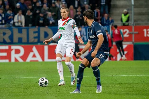 Kristijan Jakic FC Augsburg, 17 is looking for a partner, Gerrit Holtmann VfL Bochum, 17 closes the passing lane, GER, FC Augsburg vs VfL Bochum, Football, DFB Pokal, 2 Round, Season 2025 2026, 28 10 2025, DFL REGULATES PROHIBIT ANY USE OF PHOTOGRAPHS AS IMAGE SEQUENCES AND OR QUASI VIDEO, GER, FC Augsburg vs VfL Bochum, Football, DFB Pokal, 2nd round, 2025 2026 season, 28 10 2025, Augsburg Copyright: xEibner-Pressefoto EdwardxCheungx EP_ECG