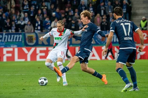 Duel between Kristijan Jakic FC Augsburg, 17 and Mats Pannewig VfL Bochum, 24 , GER, FC Augsburg vs VfL Bochum, Football, DFB Pokal, 2 Round, Season 2025 2026, 28 10 2025, DFL REGULATIONS PROHIBIT ANY USE OF PHOTOGRAPHS AS IMAGE SEQUENCES AND OR QUASI VIDEO, GER, FC Augsburg vs VfL Bochum, Football, DFB Pokal, 2nd round, 2025 2026 season, 28 10 2025, Augsburg Copyright: xEibner-Pressefoto EdwardxCheungx EP_ECG