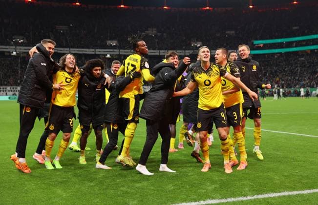 28 10 2025, Soccer DFB Cup 2 round, Eintracht Frankfurt Borussia Dortmund, v l , Dortmund players cheering cheering cheering cheering DFL DFB REGULATIONS PROHIBIT ANY USE OF PHOTOGRAPHS AS IMAGE SEQUENCES AND OR QUASI VIDEO xdcx Copyright: HMBxMedia Claus