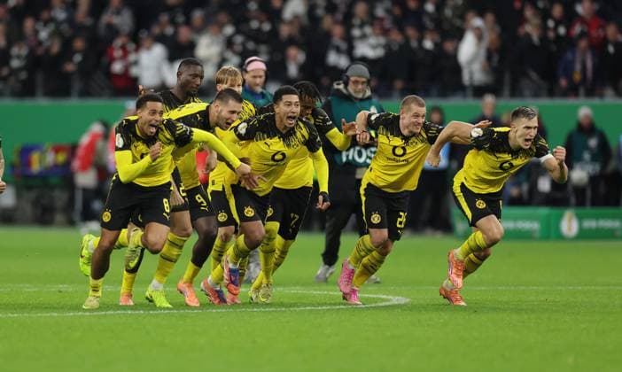 28 10 2025, Soccer DFB Cup 2nd round, Eintracht Frankfurt Borussia Dortmund, v l , Dortmund players cheering after the decisive penalty kick DFL DFB REGULATIONS PROHIBIT ANY USE OF PHOTOGRAPHS AS IMAGE SEQUENCES AND OR QUASI VIDEO xdcx Copyright: HMBxMedia Claus
