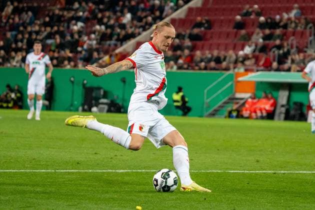 Goal kick by Marius Wolf FC Augsburg, 27 , GER, FC Augsburg vs VfL Bochum, Football, DFB Pokal, 2nd round, 2025 2026 season, 28 10 2025, DFL REGULATES PROHIBIT ANY USE OF PHOTOGRAPHS AS IMAGE SEQUENCES AND OR QUASI VIDEO, GER, FC Augsburg vs VfL Bochum, Football, DFB Pokal, 2nd round, 2025 2026 season, 28 10 2025, Augsburg Copyright: xEibner-Pressefoto EdwardxCheungx EP_ECG