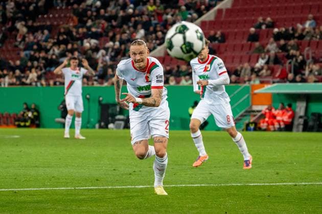 Marius Wolf FC Augsburg, 27 sprints after the ball, GER, FC Augsburg vs VfL Bochum, Football, DFB Pokal, 2nd round, 2025 2026 season, 28 10 2025, DFL REGULATES PROHIBIT ANY USE OF PHOTOGRAPHS AS IMAGE SEQUENCES AND OR QUASI VIDEO, GER, FC Augsburg vs VfL Bochum, Football, DFB Pokal, 2nd round, 2025 2026 season, 28 10 2025, Augsburg Copyright: xEibner-Pressefoto EdwardxCheungx EP_ECG