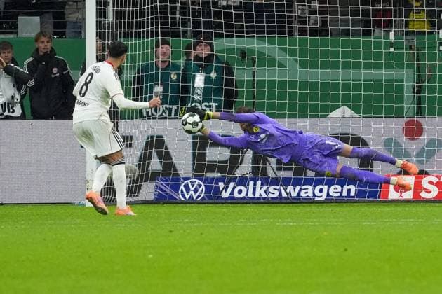 Goalkeeper Gregor Kobel Borussia Dortmund, BVB holds against Fares Chaibi Eintracht Frankfurt, 08 and Dortmund wins and continues Frankfurt 28 10 2025 Eintracht Frankfurt vs Borussia Dortmund, Deutsche Bank Park, 2 round DFB Pokal