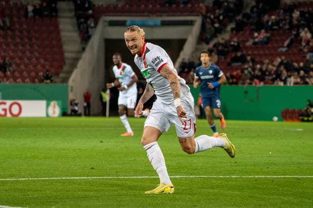 Marius Wolf FC Augsburg, 27 Sprint, GER, FC Augsburg vs VfL Bochum, Football, DFB Pokal, 2 Round, Season 2025 2026, 28 10 2025, DFL REGULATES PROHIBIT ANY USE OF PHOTOGRAPHS AS IMAGE SEQUENCES AND OR QUASI VIDEO, GER, FC Augsburg vs VfL Bochum, Football, DFB Pokal, 2 Round, Season 2025 2026, 28 10 2025, Augsburg Copyright: xEibner-Pressefoto EdwardxCheungx EP_ECG
