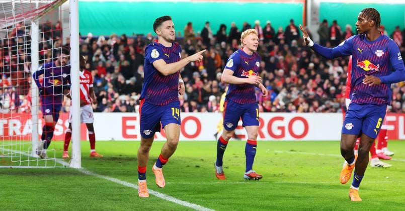 Cottbus RB Leipzig DFB Pokal Cottbus, 28 10 2025, Stadion der Freundschaft, DFB Pokal, Round 2 , FC Energie Cottbus vs RB Leipzig , In the picture Goal for RB Leipzig Christoph Baumgartner 14, RB Leipzig scores to 0 2 and cheers with Ezechiel Banzuzi 6, RB Leipzig ,
