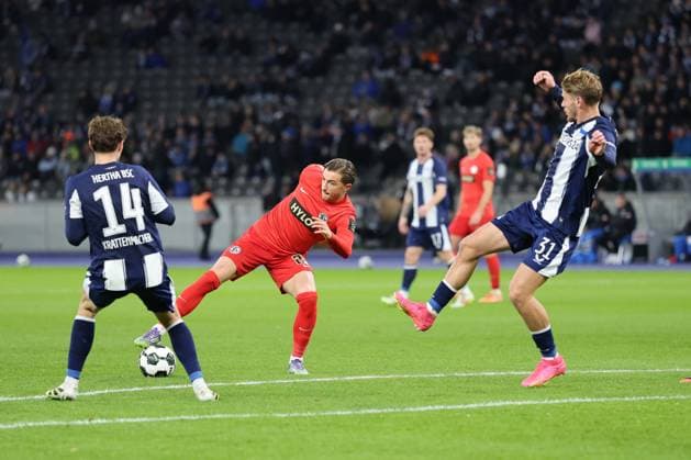 Hertha BSC vs SV Elversberg, 28 10 2025 BERLIN, GERMANY OCTOBER 28 Luksas Petkov SV Elversberg, 25 shooting at the goal against Maurice Krattenmacher Hertha BSC 14 and Márton Dárdai Hertha BSC 31 , during the DFB Cup match round 2 between Hertha BSC vs SV Elversberg at Olympiastadion on October 28, 2025 in Berlin, Germany DFL REGULATIONS PROHIBIT ANY USE OF PHOTOGRAPHS AS IMAGE SEQUENCES AND OR QUASI VIDEO Copyright: xBEAUTIFULxSPORTS Frankex