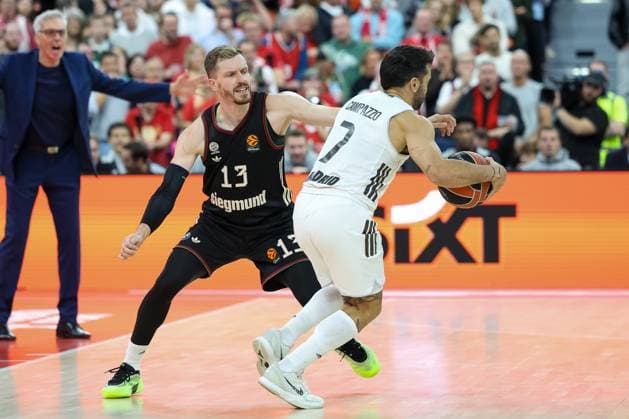 Andreas Obst FC Bayern Basketball, 13 with Facundo Campazzo Real Madrid, 07 , GER, FC Bayern Basketball vs Real Madrid, Basketball, Euroleague, Matchday 7, Season 2025 2026, 28 10 2025, GER, FC Bayern Basketball vs Real Madrid, Basketball, Euroleague, Matchday 7, Season 2025 2026, 28 10 2025 Munich Copyright: xEibner-Pressefoto JennixMaulx EP_JML