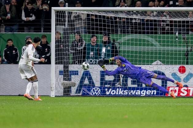 28 10 2025 Football DFB Cup, 2nd round Eintracht Frankfurt Borussia Dortmund at Deutsche Bank Park Goalkeeper Gregor Kobel Borussia Dortmund saves Fares Chaibi Eintracht Frankfurts penalty IMPORTANT NOTE In accordance with the regulations of the DFL and the DFB, it is prohibited to exploit or have exploited photographs taken in the stadium and or of the match in the form of sequential images and or video-like photo series Copyright: xDavidxInderliedx