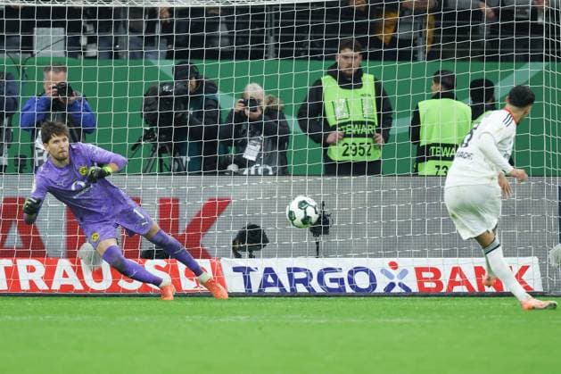 Eintracht Frankfurt Borussia Dortmund, DFB Pokal goalkeeper Gregor Kobel Dortmund, 1 holds the penalty kick from Fares Chaibi Eintracht Frankfurt, 8 DFB Pokal match between Eintracht Frankfurt and Borussia Dortmund on October 28, 2025 at Deutsche Bank Park in Frankfurt am Main , Frankfurt am Main Hessen Germany Deutsche Bank Park