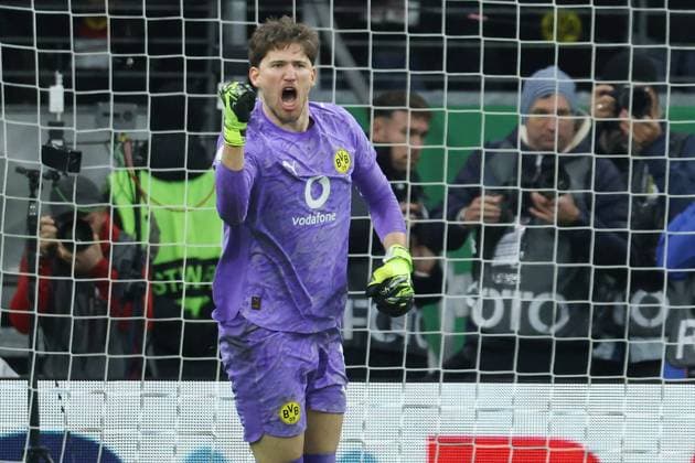 Eintracht Frankfurt Borussia Dortmund, DFB Pokal goalkeeper Gregor Kobel Dortmund, 1 celebrates after saving the last penalty kick of Fares Chaibi Eintracht Frankfurt, 8 DFB Pokal match between Eintracht Frankfurt and Borussia Dortmund on October 28, 2025 at Deutsche Bank Park in Frankfurt am Main , Frankfurt am Main Hessen Germany Deutsche Bank Park