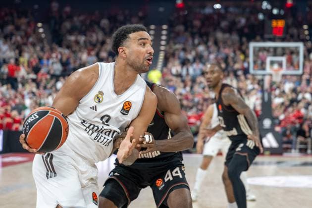 Trey Lyles 0 Real Madrid in duel with Kamar Baldwin 44 FC Bayern Basketball , FC Bayern Basketball vs Real Madrid, EuroLeague 7 Matchday, 28 10 2025 Munich Bavaria Germany Copyright: xkolbert-press UlrichxGamelx