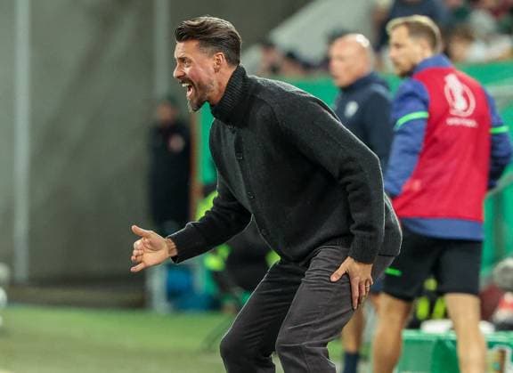 Head coach Sandro Wagner FC Augsburg with instructions to the team, FC Augsburg vs VfL Bochum 1848, Football, Men, DFL, DFB Cup, Season 2025 2026, WWK Arena, Second round, 28 10 2025 Augsburg Bavaria Germany Copyright: xkolbert-press MartinxAgüerax