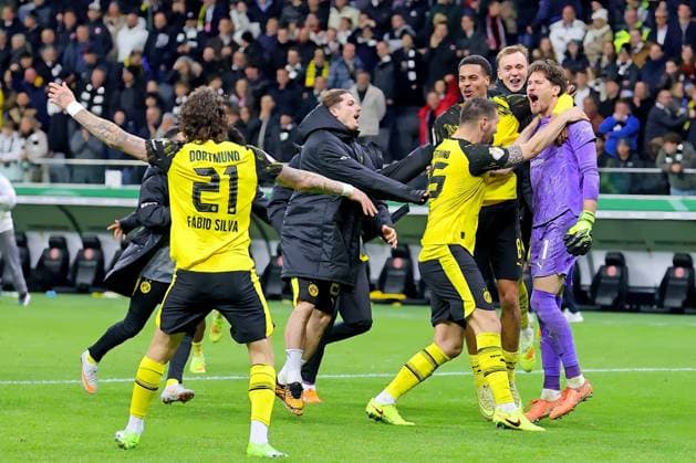 Frankfurt, Germany October 28, 2025 DFB Pokal 2025 2026 Eintracht Frankfurt vs Borussia Dortmund In the picture Dortmund players celebrating their entry into the next round DFB regulations prohibit any use of photographs as image sequences and or quasi video Deutsche Bank Park Hessen Copyright: xFotostandx xRacochax