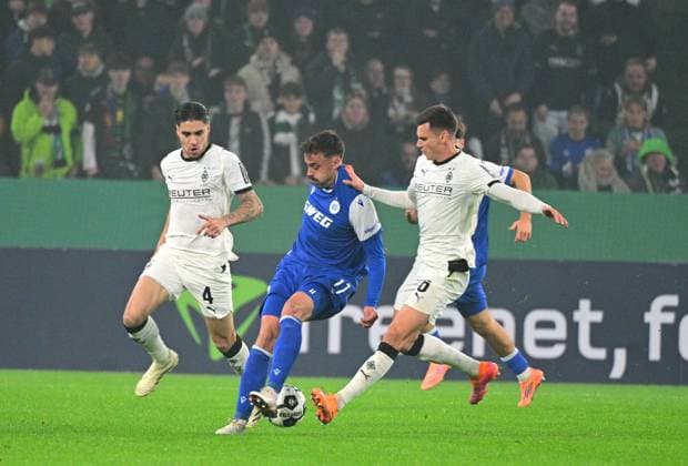 28 10 2025 Moenchengladbach Fußball, Herren, Saison 2025 2026, DFB Pokal, 2 Hauptrunde, Borussia Moenchengladbach vs Karlsruher SC Zweikampf zwischen v li Philipp Foerster Karlsruhe , Yannik Engelhardt Gladbach Im Hintergrund links schaut Kevin Diks Gladbach zu DFL regulations prohibit any use of photographs as image sequences and or quasi video Borussia Park NRW Deutschland