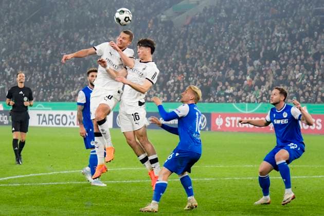 Penalty area scene Goal chance from Nico Elvedi Moenchengladbach 30 Philipp Sander Moenchengladbach 16 28 10 2025 Soccer Borussia Moenchengladbach vs Karlsruher SC, Borussia Park, Moenchengladbach, DFB DFL REGULATIONS PROHIBIT ANY USE OF PHOTOGRAPHS AS IMAGE SEQUENCES AND OR QUASI VIDEO Copyright: xpepphotox xHorstxMauelshagenx pep00321, pep_20251028_hm_182676
