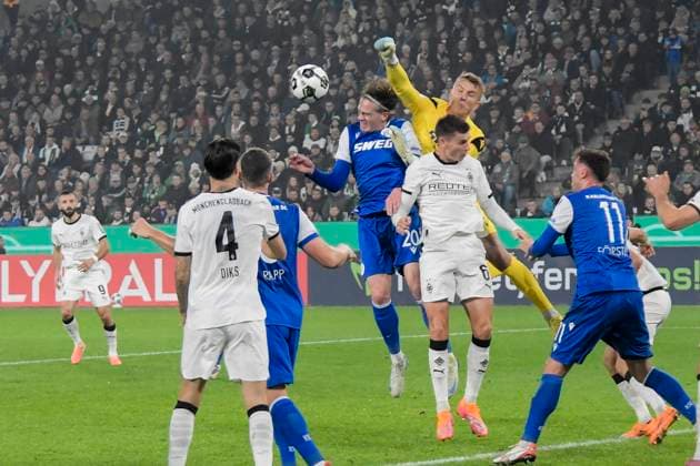 Penalty area scene Hans Christian Bernat SC 1 thwarts goal chance by Yannik Engelhardt Moenchengladbach 6 28 10 2025 Soccer Borussia Moenchengladbach vs Karlsruher SC, Borussia Park, Moenchengladbach, DFB DFL REGULATIONS PROHIBIT ANY USE OF PHOTOGRAPHS AS IMAGE SEQUENCES AND OR QUASI VIDEO Copyright: xpepphotox xHorstxMauelshagenx pep00321, pep_20251028_hm_182721