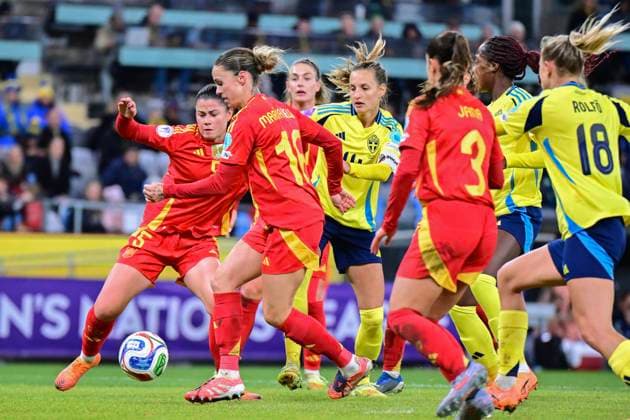Spain s Maria MÃ ndez, Mapi Leon and Jana Fernandez make it past the Swedish defense during the women s Nations League semi final between Sweden and Spain at Gamla Ullevi in Gothenburg, Sweden, Tuesday, October 28, 2025 GÖTEBORG SWEDEN x9200x  Copyright: xHannaxBrunlöf TTx NATIONS LEAGUE SEMIFINAL SWEDEN-SPAIN