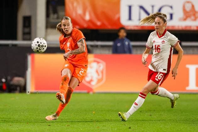 2025-10-28 Netherlands Women v Canada Women - International Friendly, Länderspiel, Nationalmannschaft NIJMEGEN, NETHERLANDS - OCTOBER 28: Lynn Wilms of Netherlands, Janine Sonis of Canada during the International friendly match between Netherlands Women and Canada Women at Goffertstadion on October 28, 2025 in Nijmegen, Netherlands. Nijmegen Goffertstadion Netherlands Content not available for redistribution in The Netherlands directly or indirectly through any third parties. Copyright: xBroerxvanxdenxBoomx