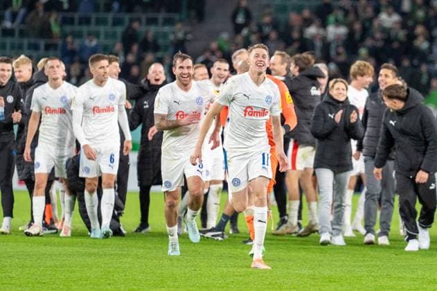 Germany, Football, DFB Cup, 2nd round, 2025 2026, VfL Wolfsburg Holstein Kiel on 28 10 in Wolfsburg Volkswagen Arena Kiel celebrates with its own fans after the final whistle Copyright: xSvenxHeidmannx