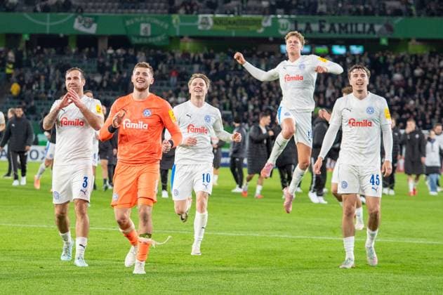 Germany, Football, DFB Cup, 2nd round, 2025 2026, VfL Wolfsburg Holstein Kiel on 28 10 in Wolfsburg Volkswagen Arena Kiel celebrates with their own fans after the final whistle Alexander Bernhardsson Holstein Kiel 11 Timon Weiner Holstein Kiel 1 Louis Köster Holstein Kiel 45 Marco Komenda Holstein Kiel 3 Copyright: xSvenxHeidmannx