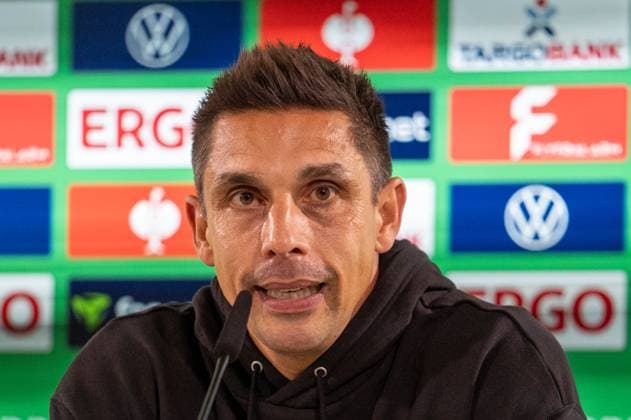 Germany, Football, DFB Cup, 2nd round, 2025 2026, VfL Wolfsburg Holstein Kiel on 28 10 in Wolfsburg Volkswagen Arena Marcel Rapp Coach Holstein Kiel at the PK after the match Copyright: xSvenxHeidmannx