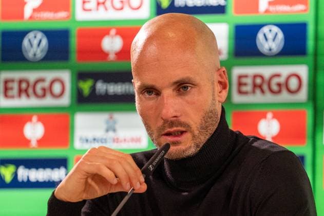 Germany, Football, DFB Cup, 2nd round, 2025 2026, VfL Wolfsburg Holstein Kiel on 28 10 in Wolfsburg Volkswagen Arena Paul Simonis Coach VfL Wolfsburg at the PK after the match Copyright: xSvenxHeidmannx