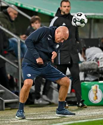 28 10 2025, Football DFB Cup 2025 2026, 2nd round, FC Augsburg VfL Bochum, in the WWK Arena Augsburg Coach Uwe Rösler VfL Bochum heads the ball DFL and DFB regulations prohibit any use of photographs as image sequences and or quasi video