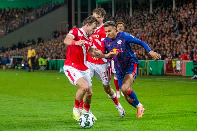 GER, Cottbus, Soccer, DFB Cup, 2nd main round, FC Energie Cottbus vs RB Leipzig in the picture from l Henry Rorig FC Energie Cottbus 03 , Antonio Nusa RB Leipzig 07 , duel 28 10 2025, LEAG Energie Stadion Cottbus DFB REGULATIONS PROHIBIT ANY USE OF PHOTOGRAPHS AS IMAGE SEQUENCES AND OR QUASI VIDEO, Copyright: HMBxMedia PaulxFritz
