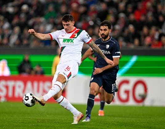28 10 2025, Football DFB Cup 2025 2026, 2nd round, FC Augsburg VfL Bochum, in the WWK Arena Augsburg v l Cedric Adrian Zesiger FC Augsburg vs Gerrit Holtmann VfL Bochum DFL and DFB regulations prohibit any use of photographs as image sequences and or quasi video