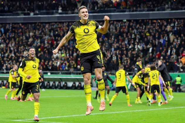 Nico Schlotterbeck (Borussia Dortmund) jubelt, DFB-Pokal, Eintracht Frankfurt v Borussia Dortmund, Deutsche Bank Park am 28. October 2025 in Frankfurt, Deutschland. (Foto von Marco Steinbrenner DeFodi Images) Nico Schlotterbeck (Borussia Dortmund) cheers, DFB-Pokal, Eintracht Frankfurt v Borussia Dortmund, Deutsche Bank Park, October 28, 2025 in Frankfurt, Germany. (Photo by Marco Steinbrenner DeFodi Images) DFB DFL REGULATIONS PROHIBIT ANY USE OF PHOTOGRAPHS AS IMAGE SEQUENCES AND OR QUASI-VIDEO. Nico Schlotterbeck Borussia Dortmund cheers, DFB Pokal, Eintracht Frankfurt v Borussia Dortmund, Deutsche Bank Park on October 28, 2025 in Frankfurt, Germany Photo by Marco Steinbrenner DeFodi Images Nico Schlotterbeck Borussia Dortmund cheers, DFB Pokal, Eintracht Frankfurt v Borussia Dortmund, Deutsche Bank Park, October 28, 2025 in Frankfurt, Germany Photo by Marco Steinbrenner DeFodi Images DFB DFL REGULATIONS PROHIBIT ANY USE OF PHOTOGRAPHS AS IMAGE SEQUENCES AND OR QUASI VIDEO