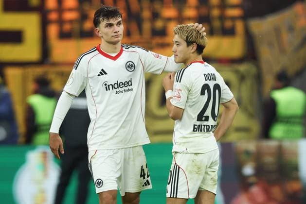 Eintracht Frankfurt Borussia Dortmund, DFB Cup Can Uzun Eintracht Frankfurt, 42 and Ritsu Doan Eintracht Frankfurt, 20 after the defeat in the penalty shootout DFB Cup match between Eintracht Frankfurt and Borussia Dortmund on October 28, 2025 at Deutsche Bank Park in Frankfurt am Main , Frankfurt am Main Hessen Germany Deutsche Bank Park