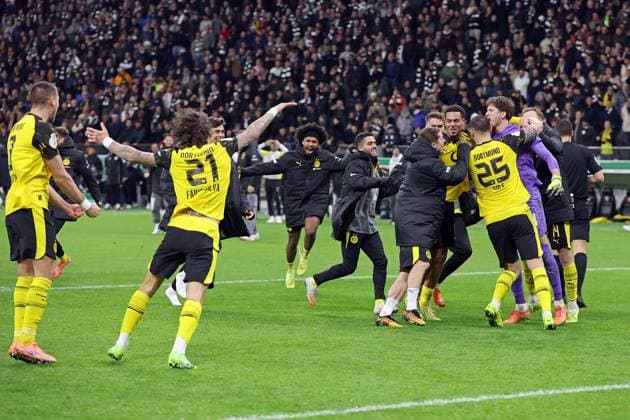 28 10 2025, xovx, Fußball DFB Pokal, 2 Runde, Eintracht Frankfurt Borussia Dortmund The players of Borussia Dortmund celebrate the 5 3 victory in the penalty shootout DFL DFB REGULATIONS PROHIBIT ANY USE OF PHOTOGRAPHS as IMAGE SEQUENCES and or QUASI VIDEO emspor Frankfurt am Main