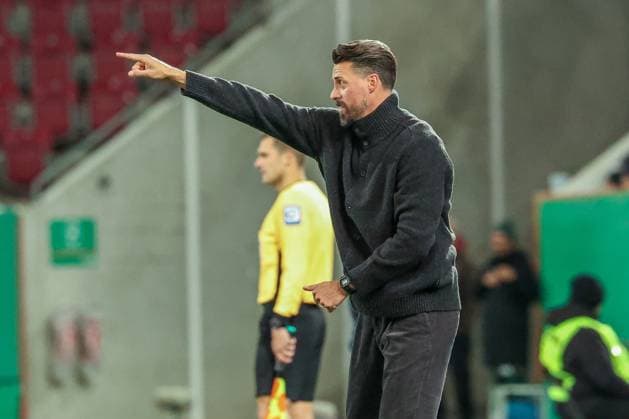 Head coach Sandro Wagner FC Augsburg with instructions to the team, FC Augsburg vs VfL Bochum 1848, Football, Men, DFL, DFB Cup, Season 2025 2026, WWK Arena, Second round, 28 10 2025 Augsburg Bavaria Germany Copyright: xkolbert-press MartinxAgüerax