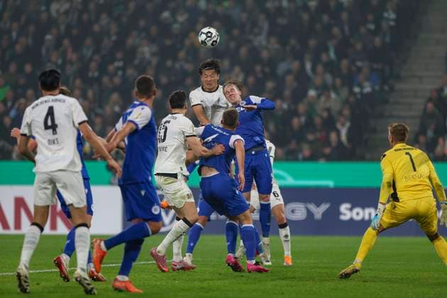 Mönchengladbach, Germany, 28 10 25 Shuto Machino Borussia Mönchengladbach and David Herold Karlsruher SC fighting for the ball during the DFB Pokal 2 round match between Borussia Mönchengladbach vs Karlsruher SC at the stadium in Borussia Park Mönchengladbach Stadion im Borussia Park North Rhine Westphalia Germany Copyright: xBrauer-Fotoagenturx xAdrianxSchlx
