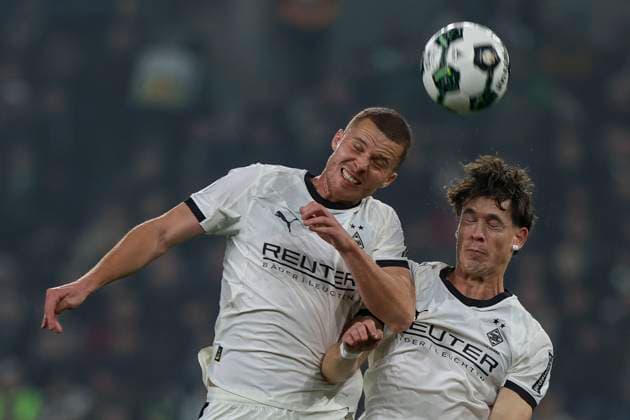 Mönchengladbach, Germany, 28 10 25 Nico Elvedi Borussia Mönchengladbach and Philipp Sander Borussia Mönchengladbach fighting for the ball during the DFB Pokal 2 round match between Borussia Mönchengladbach vs Karlsruher SC at Borussia Park Mönchengladbach Stadion im Borussia Park North Rhine Westphalia Germany Copyright: xBrauer-Fotoagenturx xAdrianxSchlx