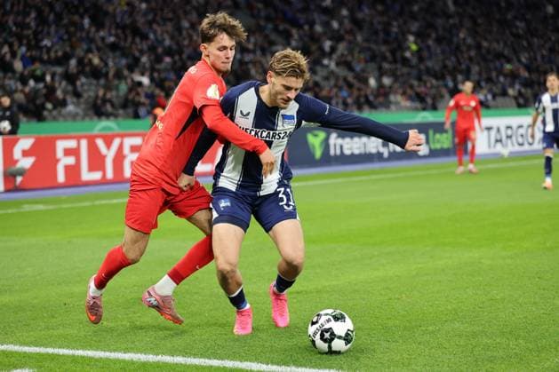 BERLIN, GERMANY - OCTOBER 28: Márton Dárdai (Hertha BSC 31) controls the ball against Otto Stange (SV Elversberg, 9) , during the DFB Cup match (round 2) between Hertha BSC vs SV Elversberg at Olympiastadion on October 28, 2025 in Berlin, Germany. DFL REGULATIONS PROHIBIT ANY USE OF PHOTOGRAPHS AS IMAGE SEQUENCES AND OR QUASI-VIDEO. Berlin Germany Copyright: xBEAUTIFULxSPORTS Frankex