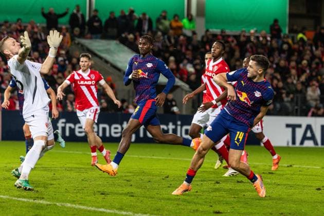 GER, DFB Pokal, 2nd round, FC Energie Cottbus RB Leipzig 28 10 2025, LEAG Energie Stadion, Cottbus, GER, DFB Pokal, 2nd round, FC Energie Cottbus RB Leipzig Christoph Baumgartner RB Leipzig 14 , Marius Funk FC Energie Cottbus 33 Â nordphotoxGmbHxx xAlexanderxTrienitz nph00051