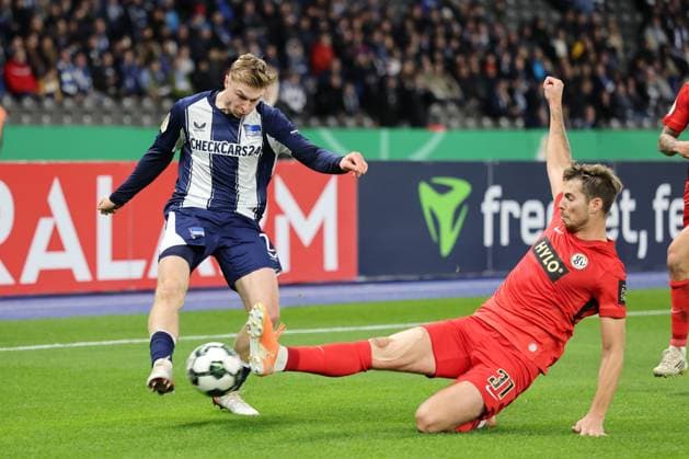 Hertha BSC vs SV Elversberg, 28 10 2025 BERLIN, GERMANY OCTOBER 28 Julian Eitschberger Hertha BSC 2 controls the ball against Daniel Pantschenko SV Elversberg, 32 , during the DFB Cup match round 2 between Hertha BSC vs SV Elversberg at Olympiastadion on October 28, 2025 in Berlin, Germany DFL REGULATIONS PROHIBIT ANY USE OF PHOTOGRAPHS AS IMAGE SEQUENCES AND OR QUASI VIDEO Copyright: xBEAUTIFULxSPORTS Frankex