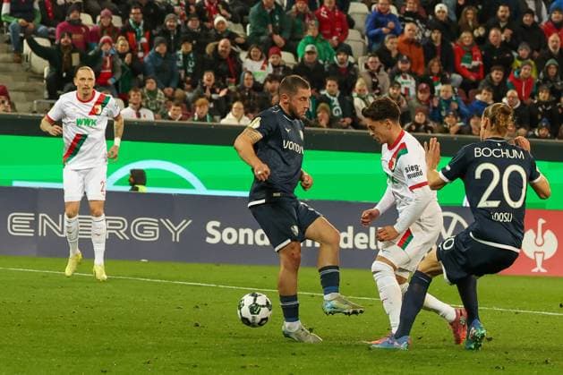 Fabian Rieder 32 FC Augsburg with a chance, with Noah Loosli 20 VfL Bochum and Marius Wolf 27 FC Augsburg in the background, FC Augsburg vs VfL Bochum 1848, Football, Men, DFL, DFB Pokal, Season 2025 2026, WWK Arena, Second round, 28 10 2025 Augsburg Bayern Germany Copyright: xkolbert-press MartinxAgüerax